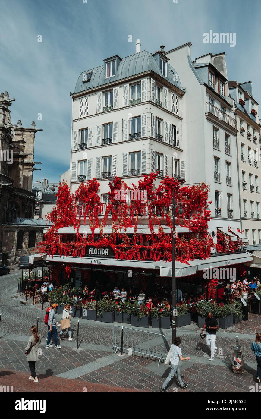 Une vue verticale d'un café en plein air à Paris avec des fleurs de réf sur le toit Banque D'Images Une vue verticale d'un café en plein air à Paris avec des fleurs de réf sur le toit Banque D'Images