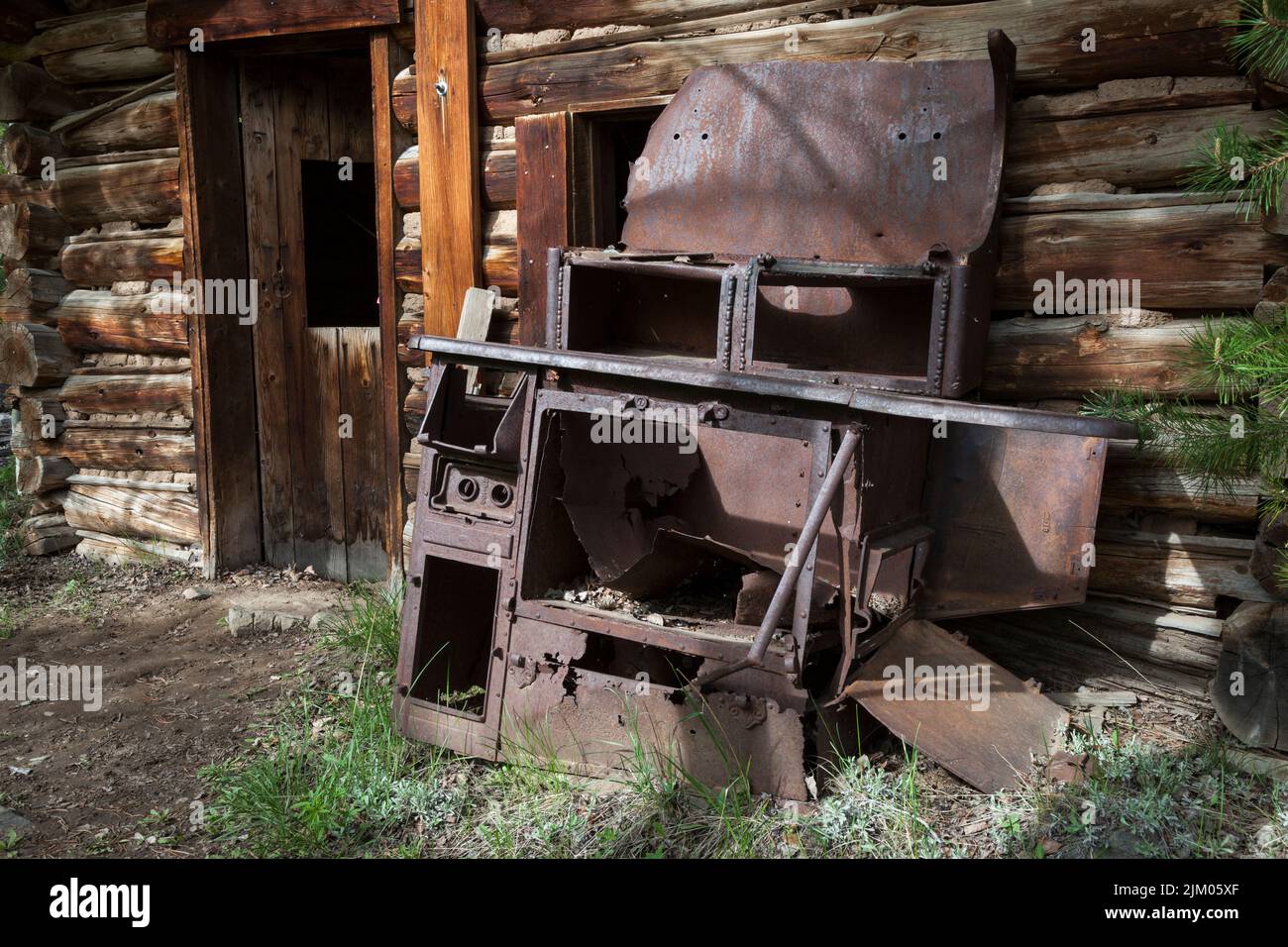 Poêle en bois rouillé à l'extérieur d'une cabine de mineurs à Miners Delight, Wyoming Banque D'Images