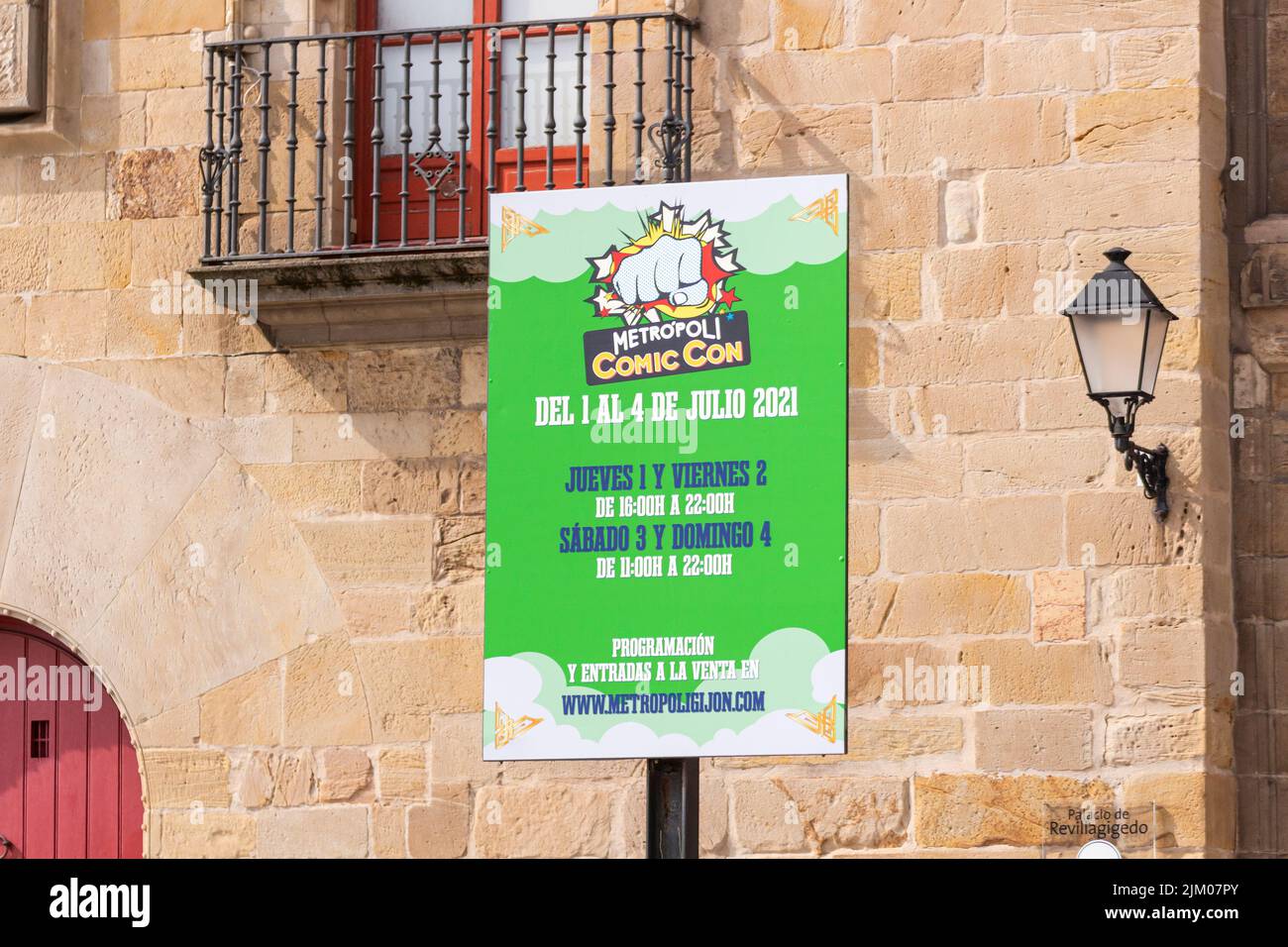 Affiche annonçant le Comic con devant la façade du bâtiment où se tient l'événement populaire, dans la ville de Gijon. Banque D'Images