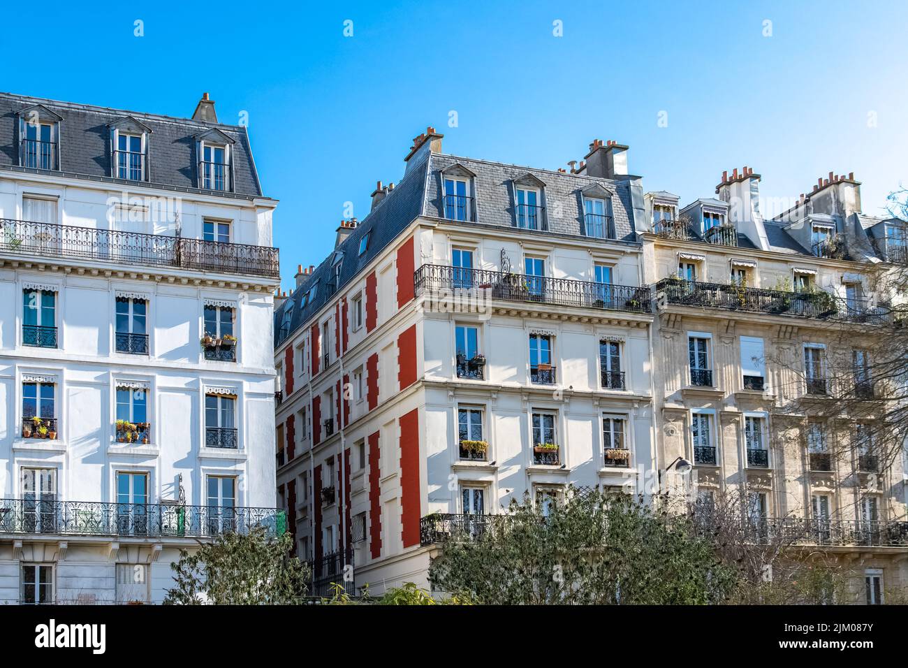 Paris, façade et fenêtres typiques, beau bâtiment, vieux toits en zinc Banque D'Images