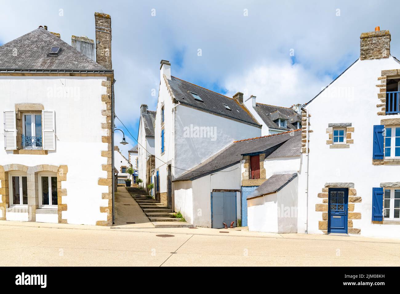 Carnac en Bretagne, près du golfe du Morbihan, maisons blanches typiques du village Banque D'Images