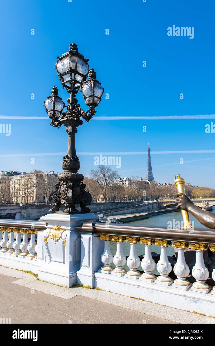 Paris, le pont Alexandre III sur la Seine, avec la Tour Eiffel en arrière-plan Banque D'Images