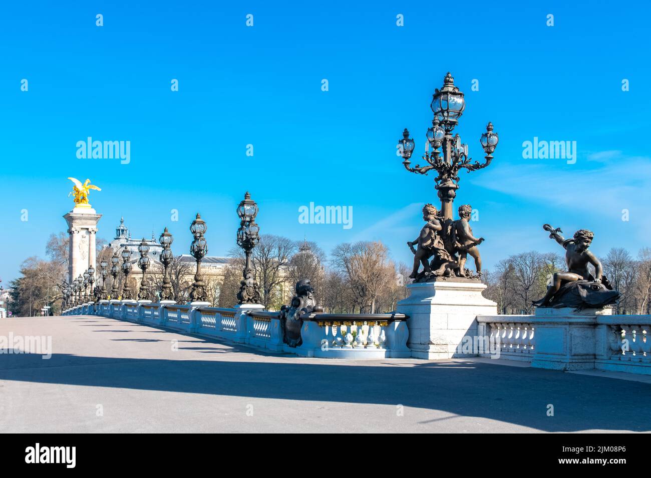 Paris, pont Alexandre III sur la Seine, statue de bronze doré Banque D'Images