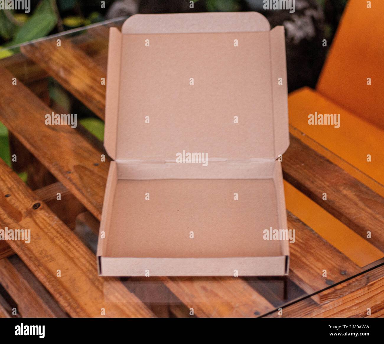 Un gros plan d'une boîte à pizza vide et propre sur la table. Banque D'Images Un gros plan d'une boîte à pizza vide et propre sur la table. Banque D'Images