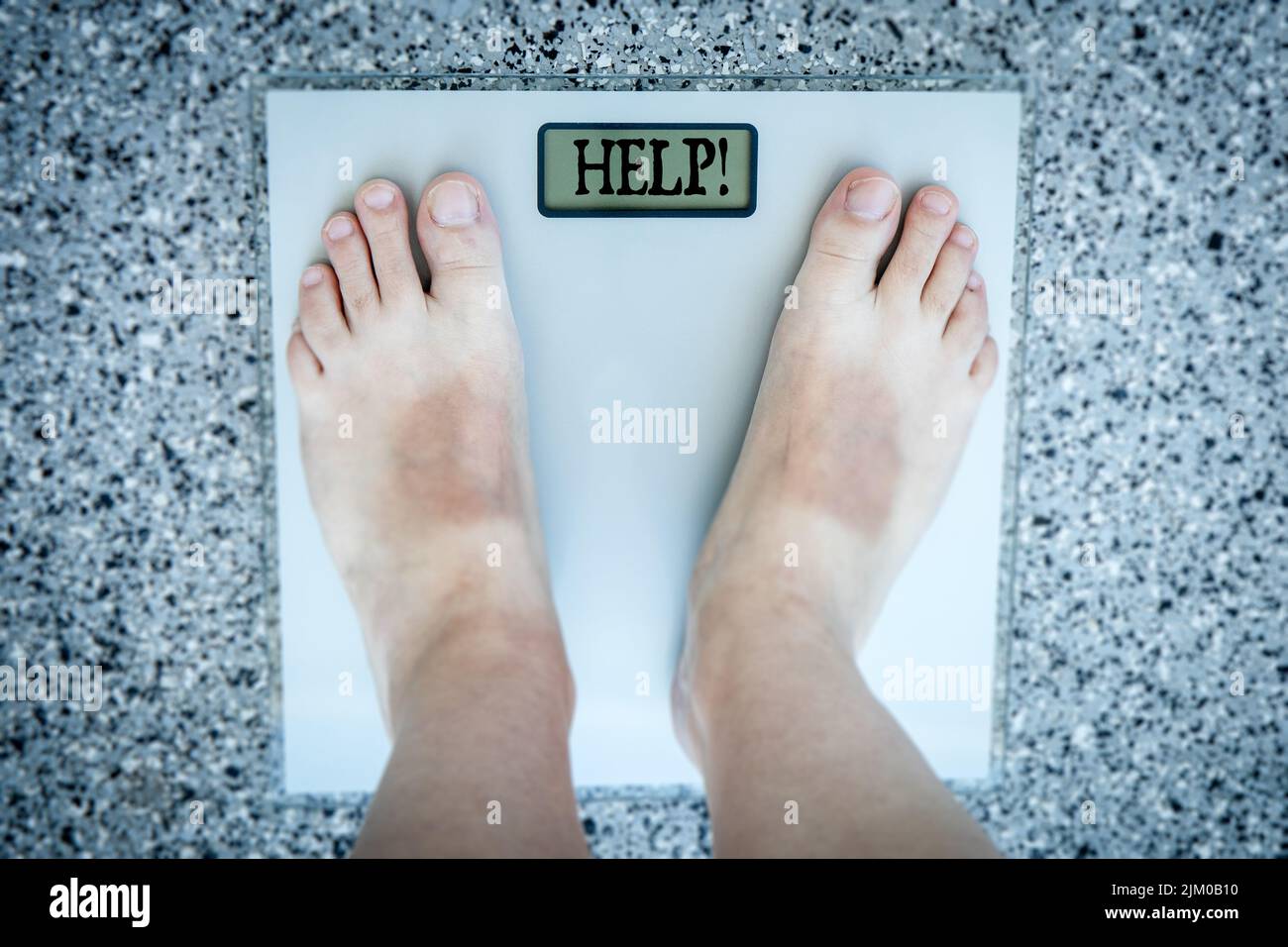 Concept de perte de poids. Personne sur une échelle mesurant le kilogramme. Banque D'Images