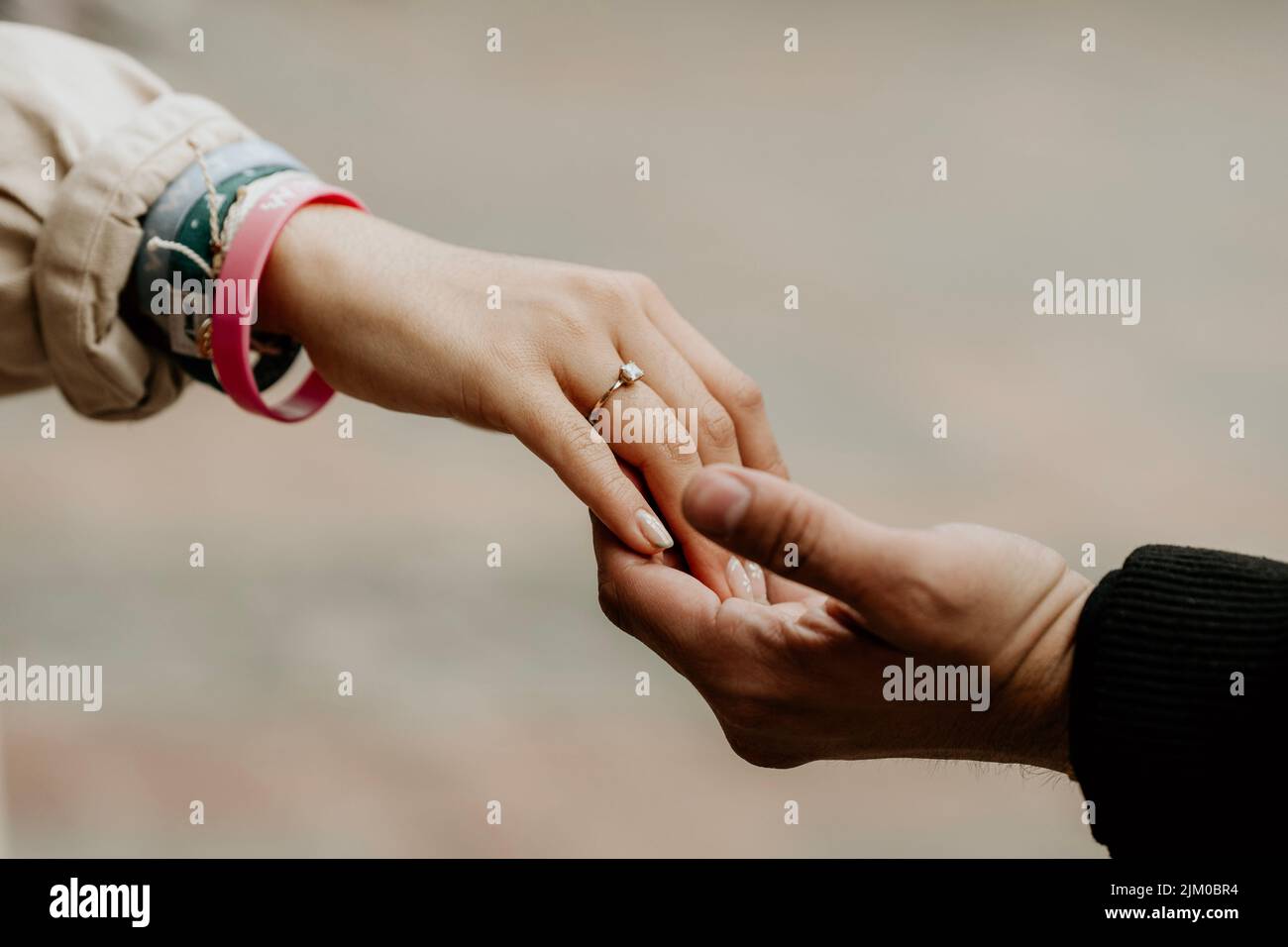 Un gros plan des mains d'engagement Banque D'Images