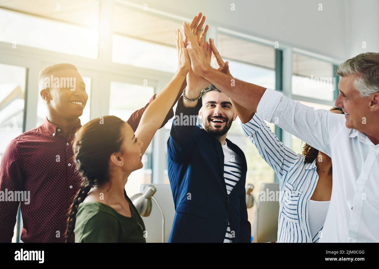 Les hommes d'affaires célèbrent le succès dans un bureau. Les personnes passionnées se sentent motivées, confiantes et gaies. Enthousiaste, souriant et diversifié Banque D'Images