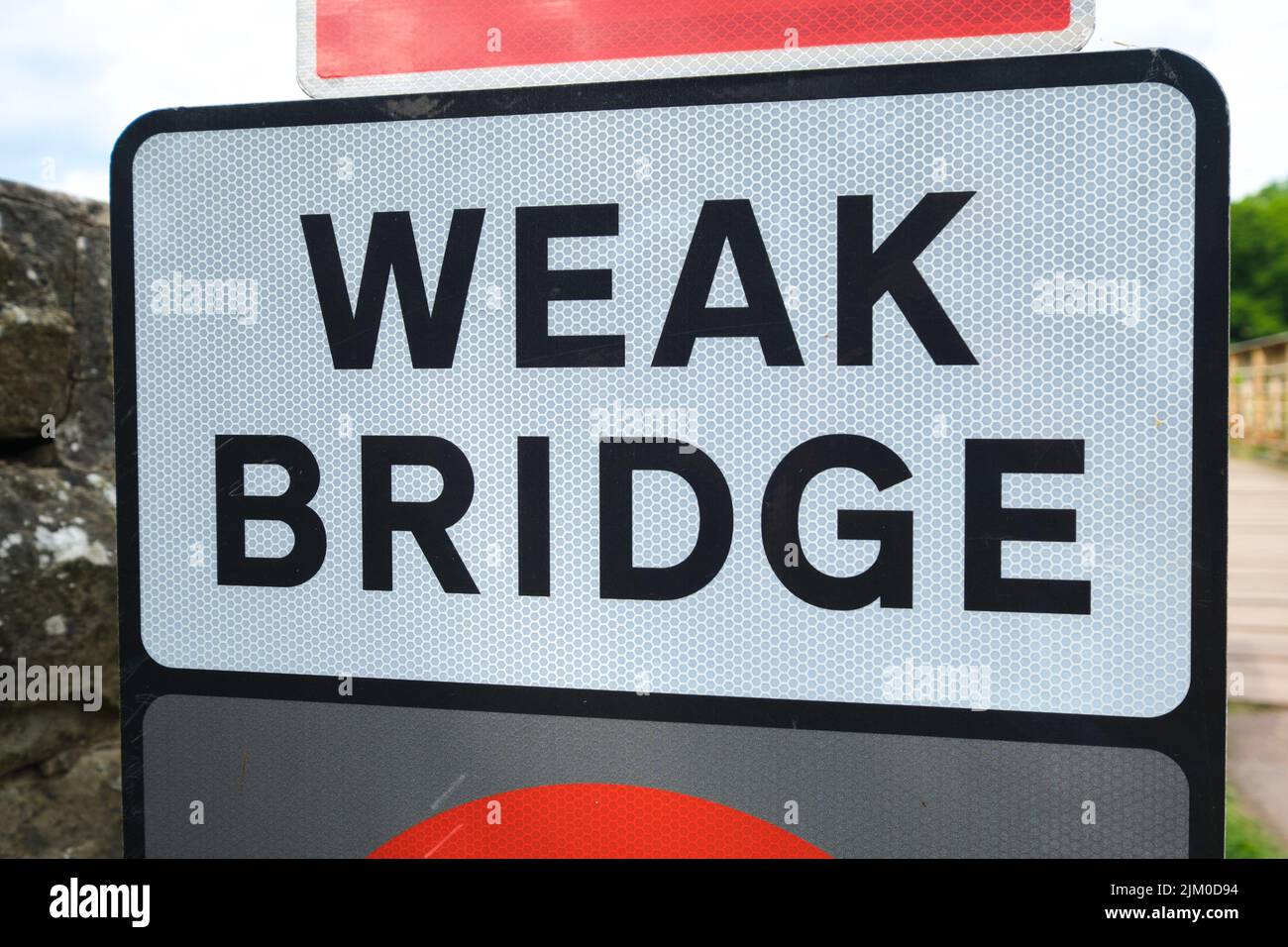 Rue européenne standard montée en métal, signalisation routière, avertissement d'un pont faible devant. À Tintern Abby près de Chepstow, pays de Galles, Royaume-Uni. Banque D'Images