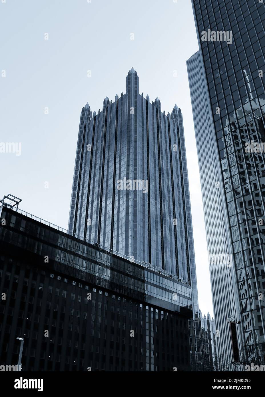 Une photo en petit angle des bâtiments modernes par temps ensoleillé Banque D'Images