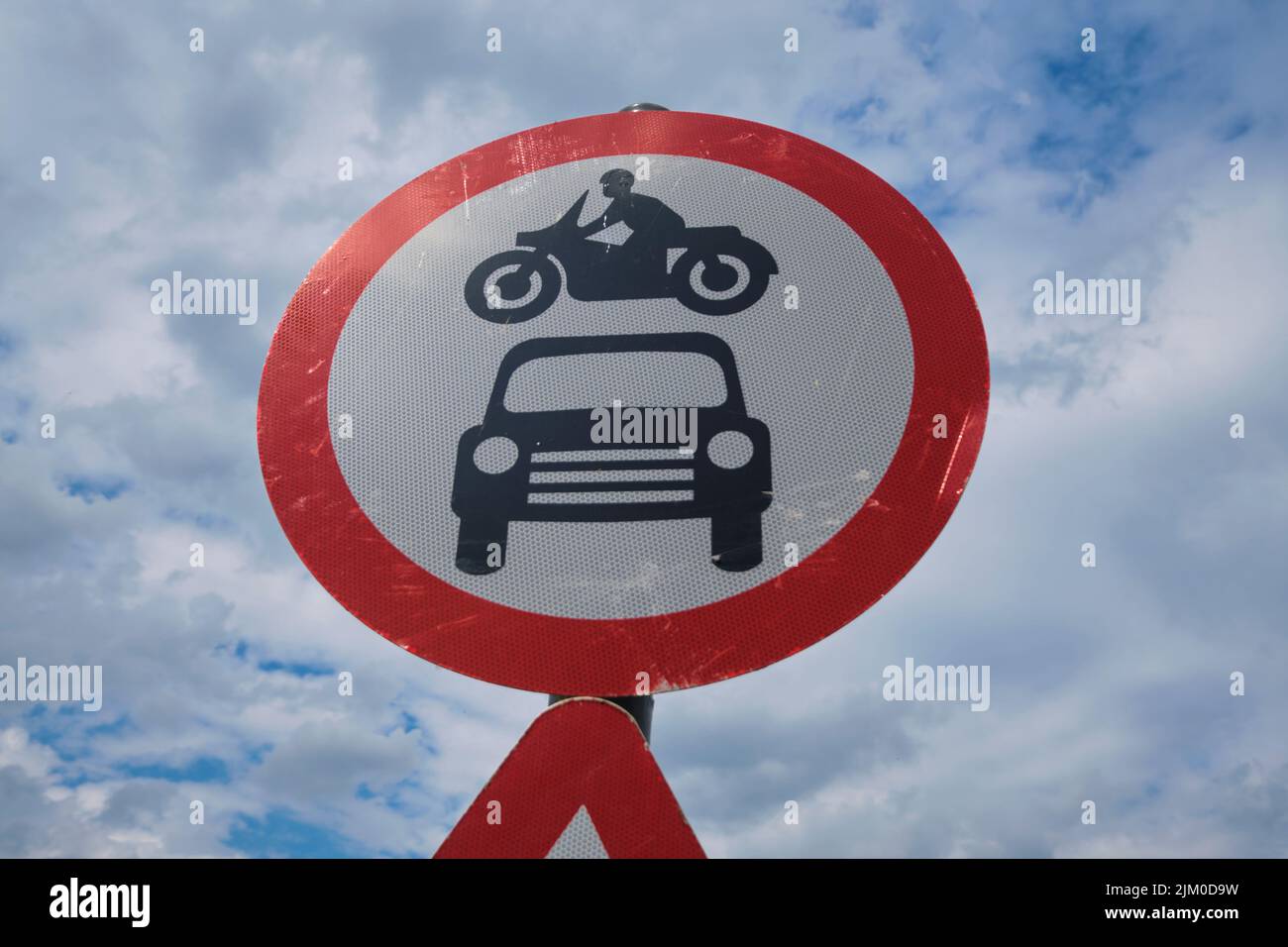Une rue européenne standard en métal, signalisation routière, permettant la circulation de voiture, automobile, automobile. À Tintern Abby près de Chepstow, pays de Galles, United Kin Banque D'Images