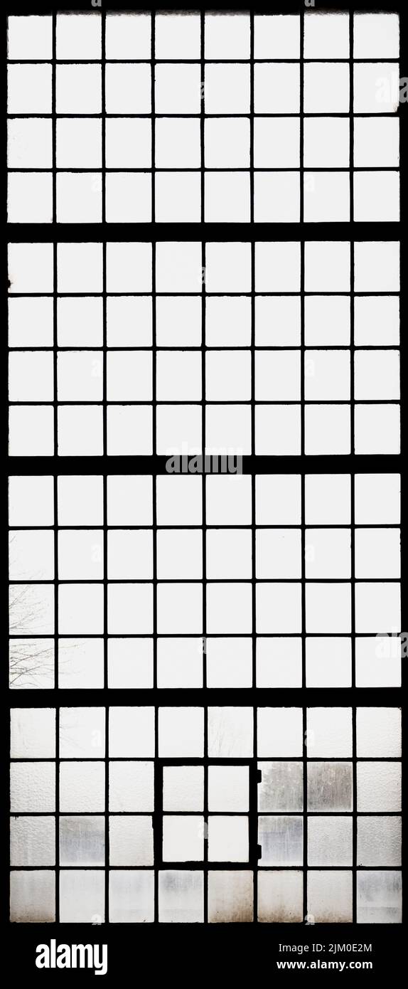 Ancienne fenêtre d'usine industrielle avec cadre en métal et carreaux de verre. Banque D'Images Ancienne fenêtre d'usine industrielle avec cadre en métal et carreaux de verre. Banque D'Images