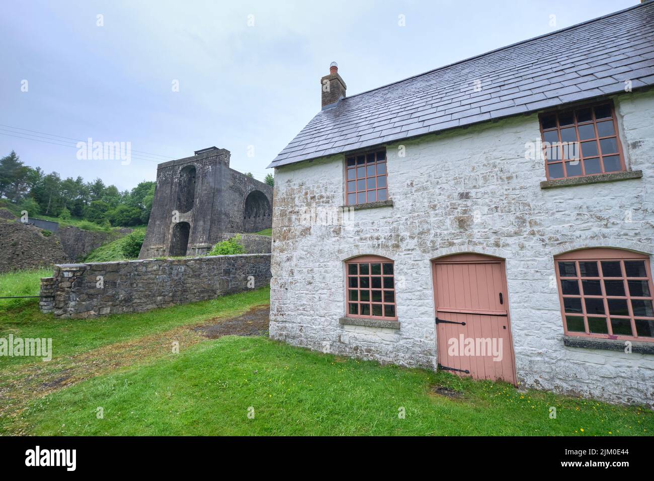 Un des chalets de travail, appartements en premier plan avec la tour de bilan d'eau en arrière-plan. Au Blaenavon Ironworks Museum à Blaenavo Banque D'Images