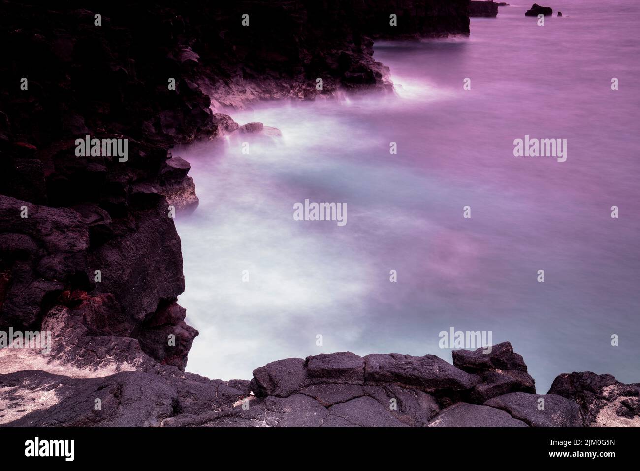 Une belle vue sur l'océan fantôme à Kona Coast contre le ciel rouge de crépuscule à Kaua'i Island, Hawaii, États-Unis Banque D'Images