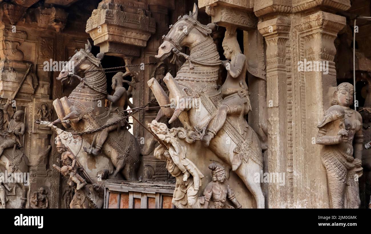 Sculptures de guerriers sur chevaux sur les piliers de Pudhu Mandapam, Temple Meenakshi Amman, Madurai, Tamilnadu, Inde. Banque D'Images