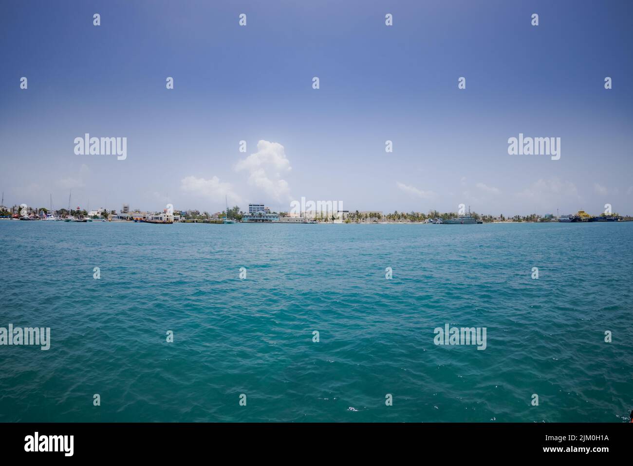 Vue sur les maisons côtières depuis un bateau par une belle journée d'été Banque D'Images