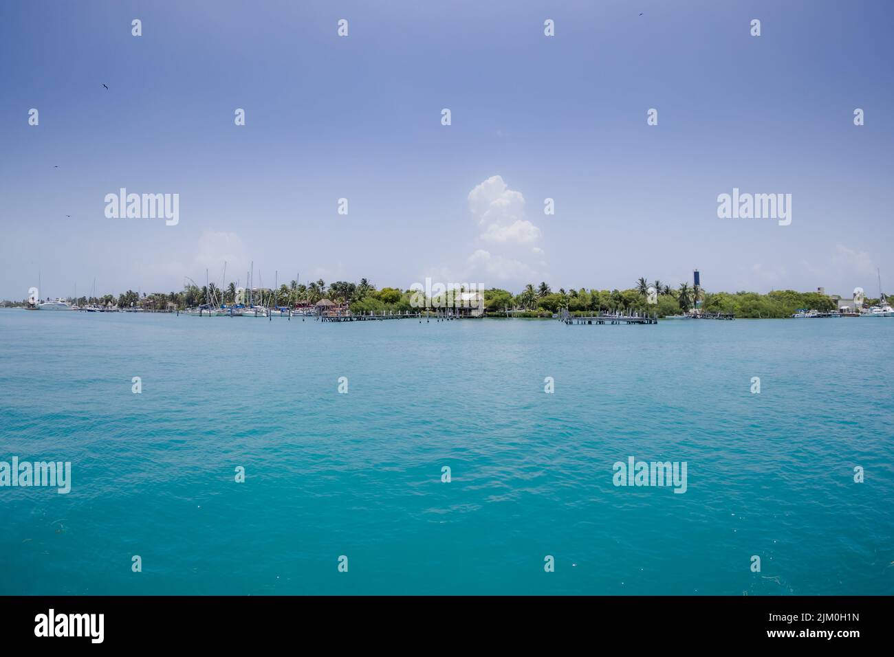 Vue sur les maisons côtières depuis un bateau par une belle journée d'été Banque D'Images