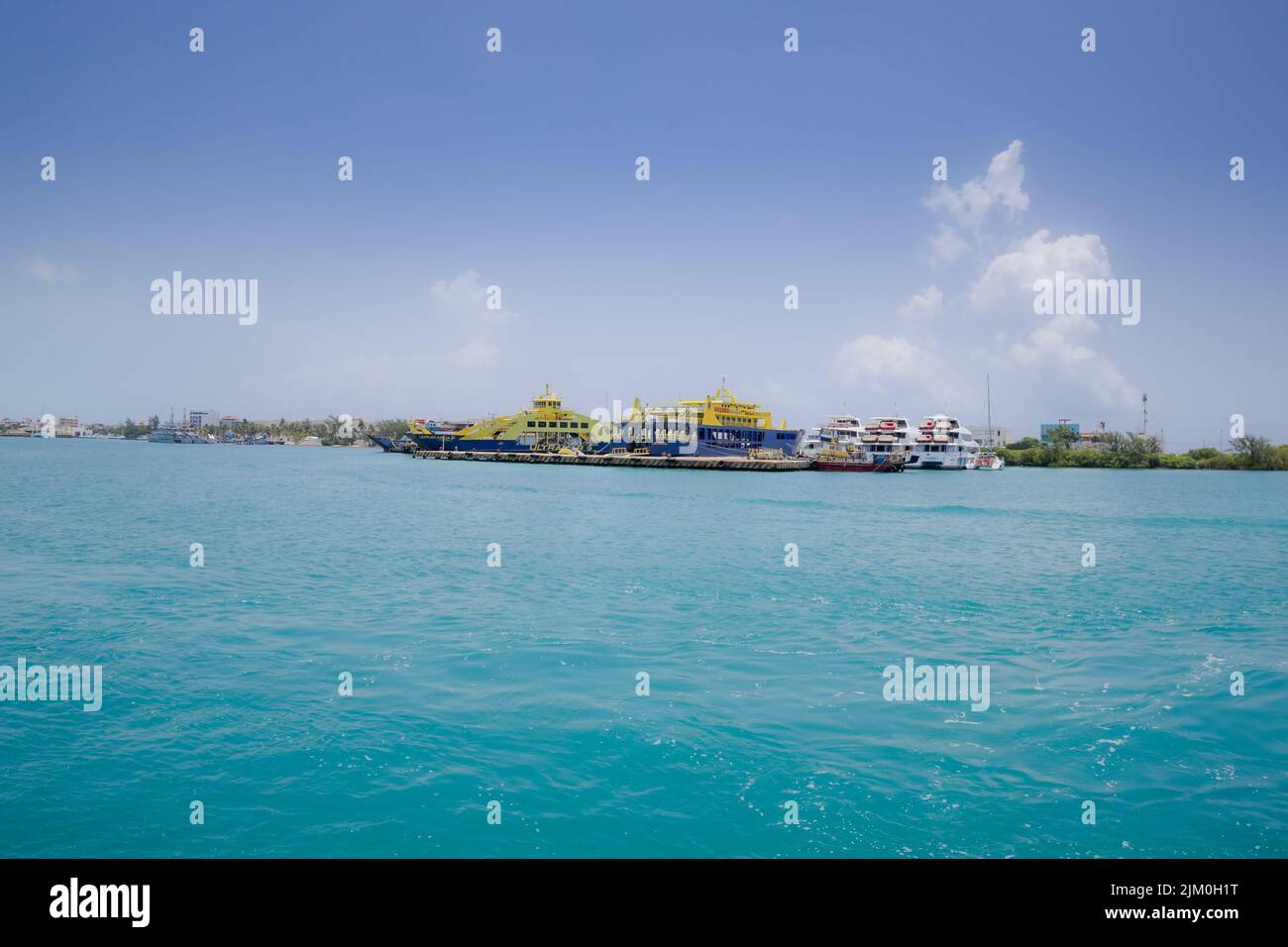 Vue sur les maisons côtières depuis un bateau par une belle journée d'été Banque D'Images