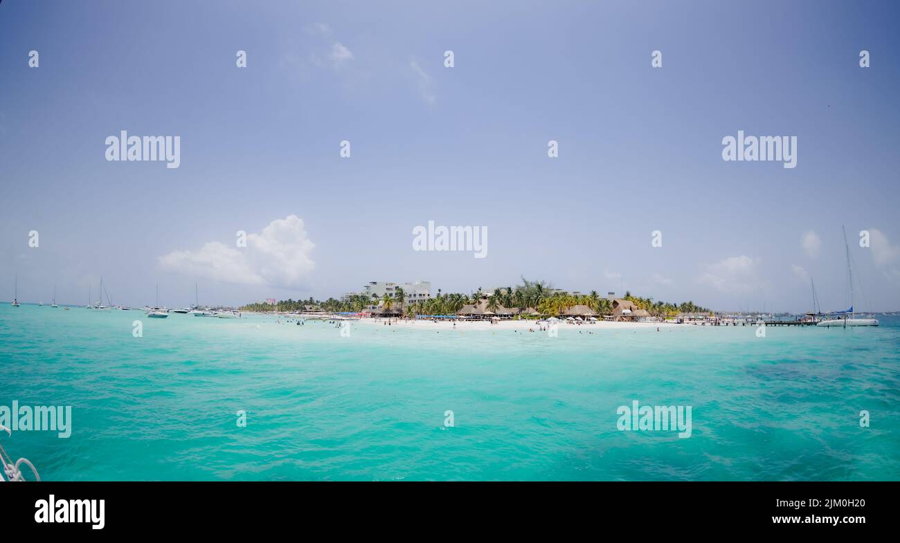 Vue sur les maisons côtières depuis un bateau par une belle journée d'été Banque D'Images