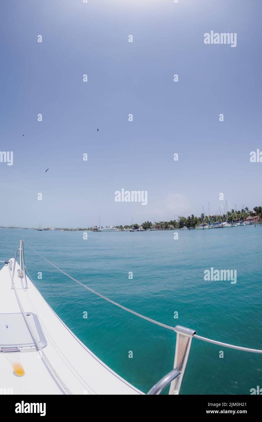 Vue sur les maisons côtières depuis un bateau par une belle journée d'été Banque D'Images