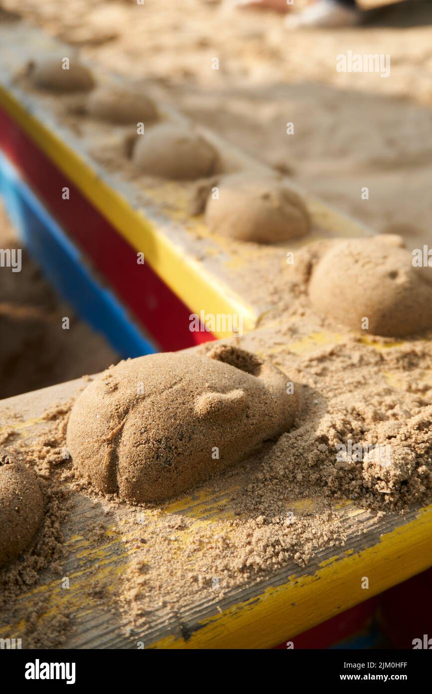 Un cliché vertical d'animaux de sable dans le bac à sable Banque D'Images