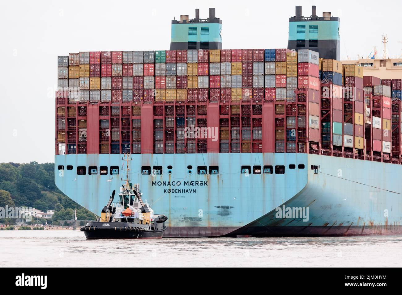 Hambourg, Allemagne. 02nd août 2022. Le navire à conteneurs 'Monaco Mærsk' de la plus grande compagnie maritime du monde 'ærsk Line' navigue sur l'Elbe en direction de Hambourg. Credit: Markus Scholz/dpa/Alay Live News Banque D'Images