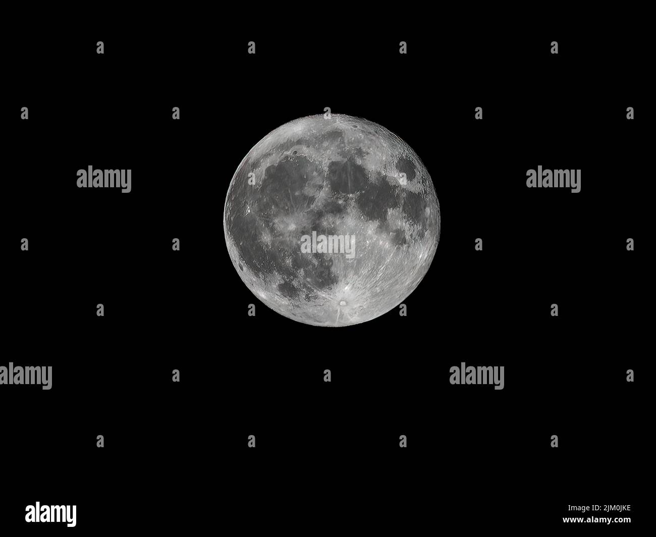 Image en noir et blanc de la pleine lune de buck de juillet 2022 isolée sur le noir. Vancouver, Colombie-Britannique, Canada, 13 juillet 2022 Banque D'Images