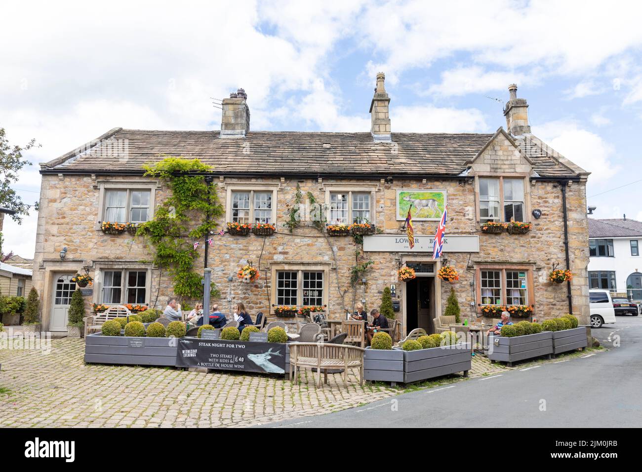 Village de Waddington dans Lancashire , Lower Buck Inn pub maison publique, le jour d'été en 2022, Angleterre, UK clients manger à l'extérieur Banque D'Images