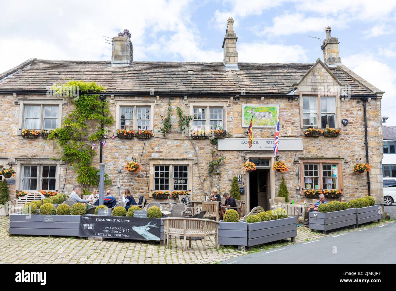 Village de Waddington dans Lancashire , Lower Buck Inn pub maison publique, le jour d'été en 2022, Angleterre, UK clients manger à l'extérieur Banque D'Images