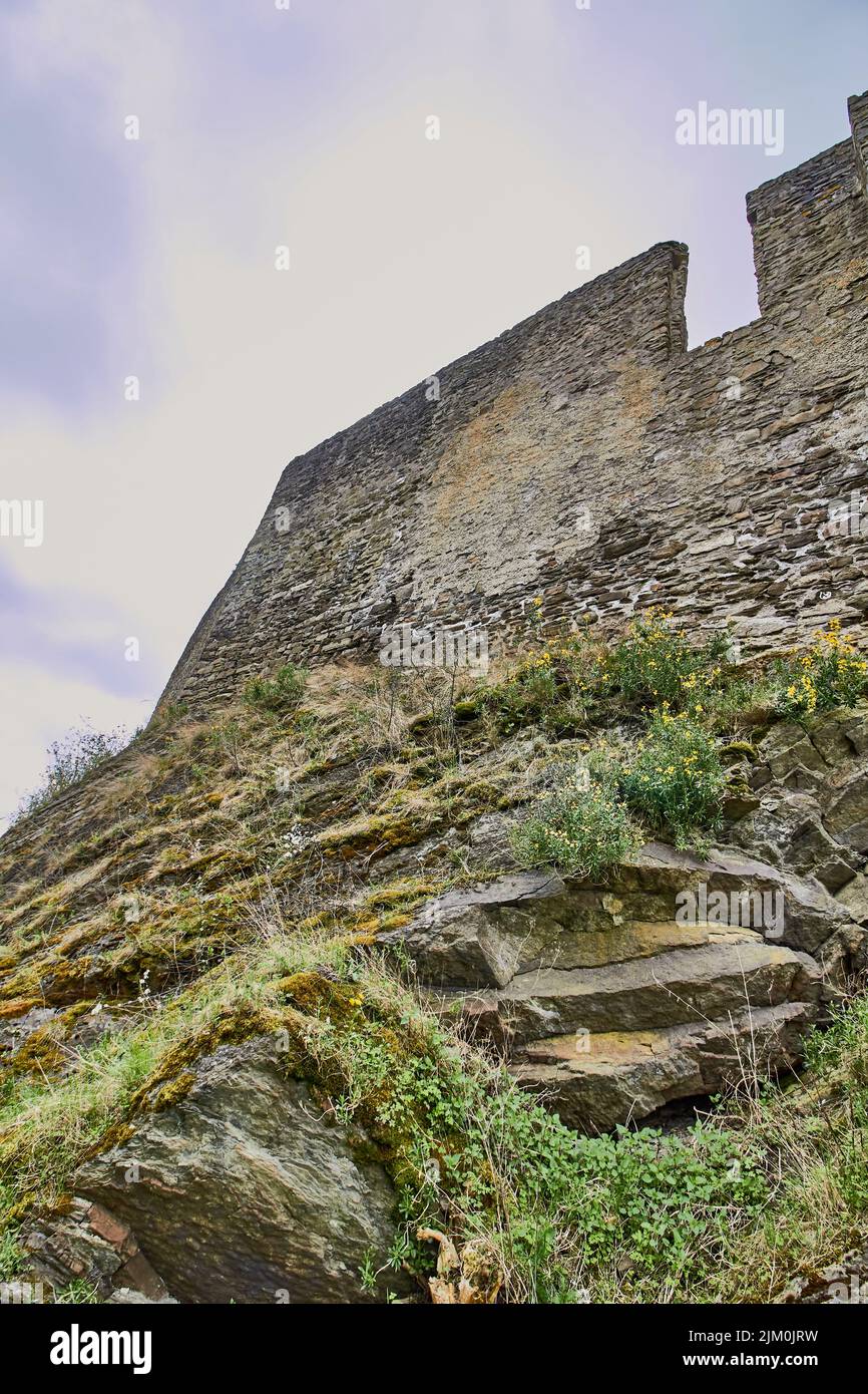 Une photo à angle bas des ruines du château de Lowenburg à Monreal Eifel en Allemagne avec un ciel gris nuageux Banque D'Images Une photo à angle bas des ruines du château de Lowenburg à Monreal Eifel en Allemagne avec un ciel gris nuageux Banque D'Images