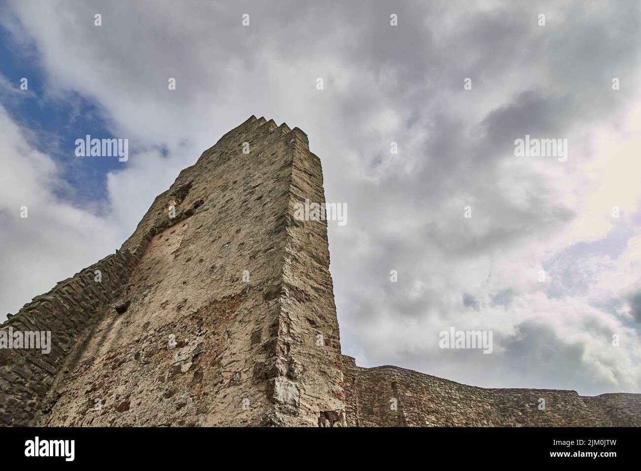Une photo à angle bas des ruines du château de Lowenburg à Monreal Eifel en Allemagne avec un ciel gris nuageux Banque D'Images Une photo à angle bas des ruines du château de Lowenburg à Monreal Eifel en Allemagne avec un ciel gris nuageux Banque D'Images