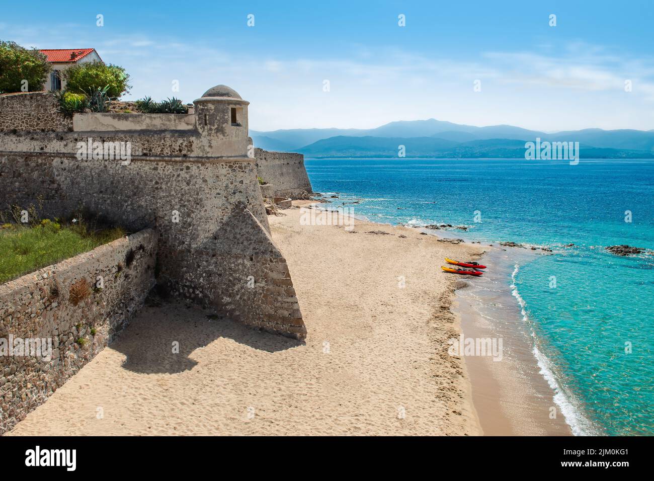 Citadelle et plage à Ajaccio, Corse, France. Banque D'Images