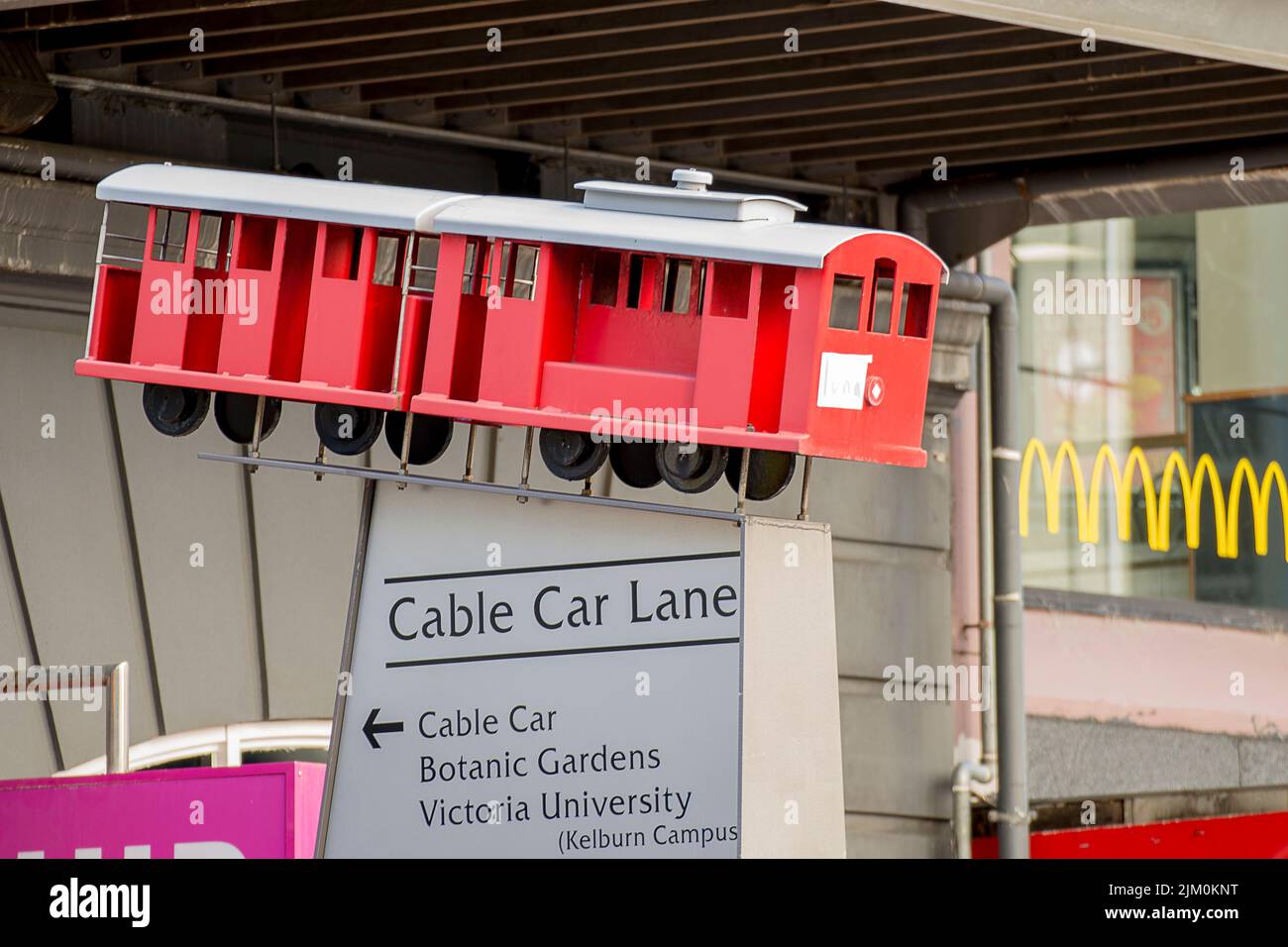 Des panneaux de rue colorés avec des icônes et des informations à Wellington City, y compris l'abeille bourdonnante, le train et le téléphérique Banque D'Images