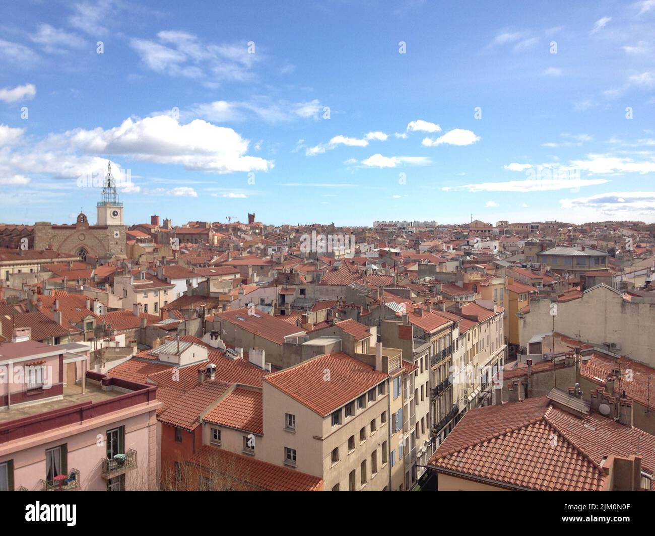 Une vue aérienne de la ville de Perpignan en France sous un ciel bleu ciel nuageux par temps ensoleillé Banque D'Images Une vue aérienne de la ville de Perpignan en France sous un ciel bleu ciel nuageux par temps ensoleillé Banque D'Images