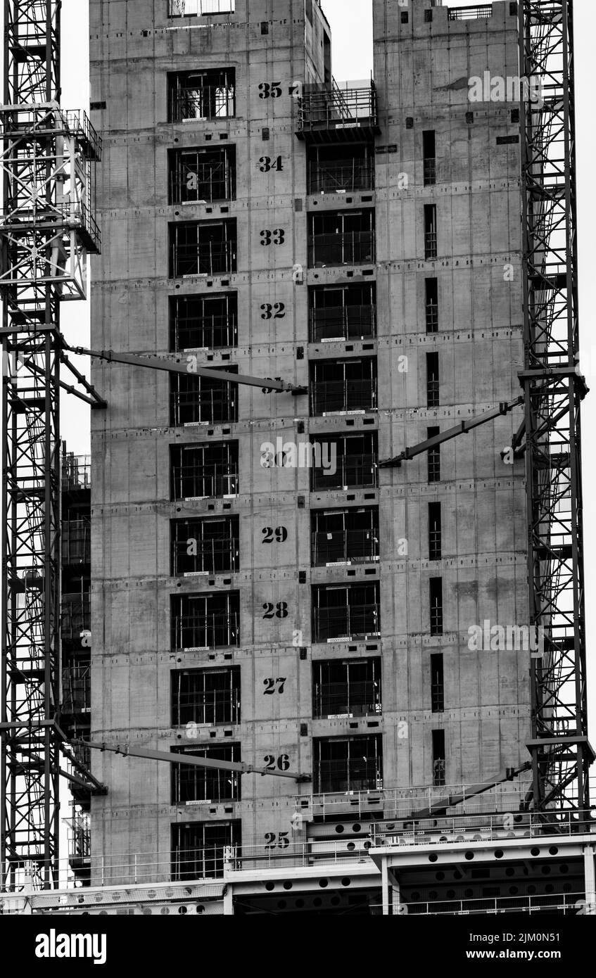 Photo en échelle de gris d'un bâtiment en construction Banque D'Images