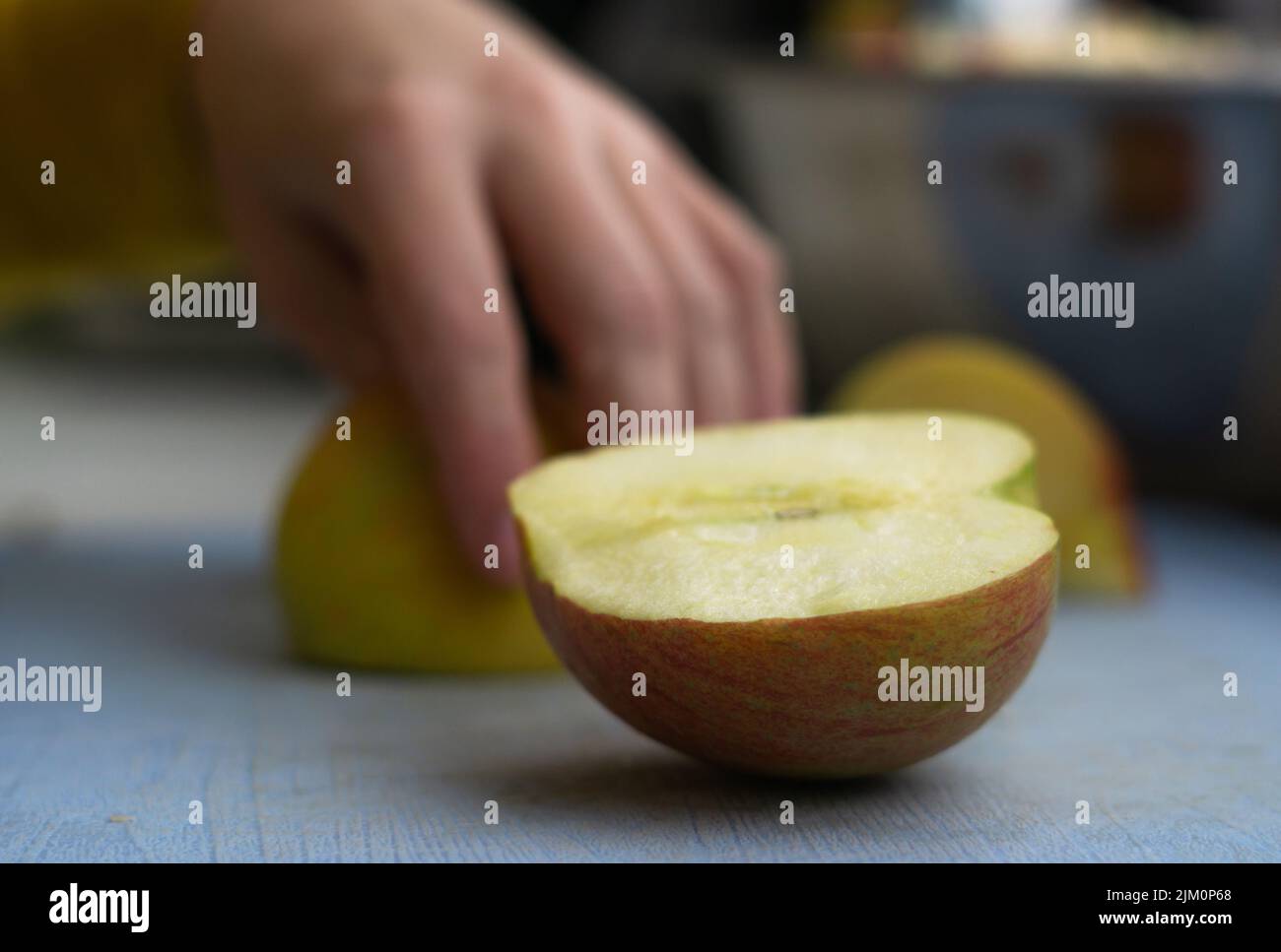 Une pomme en gros plan sur une planche à découper Banque D'Images