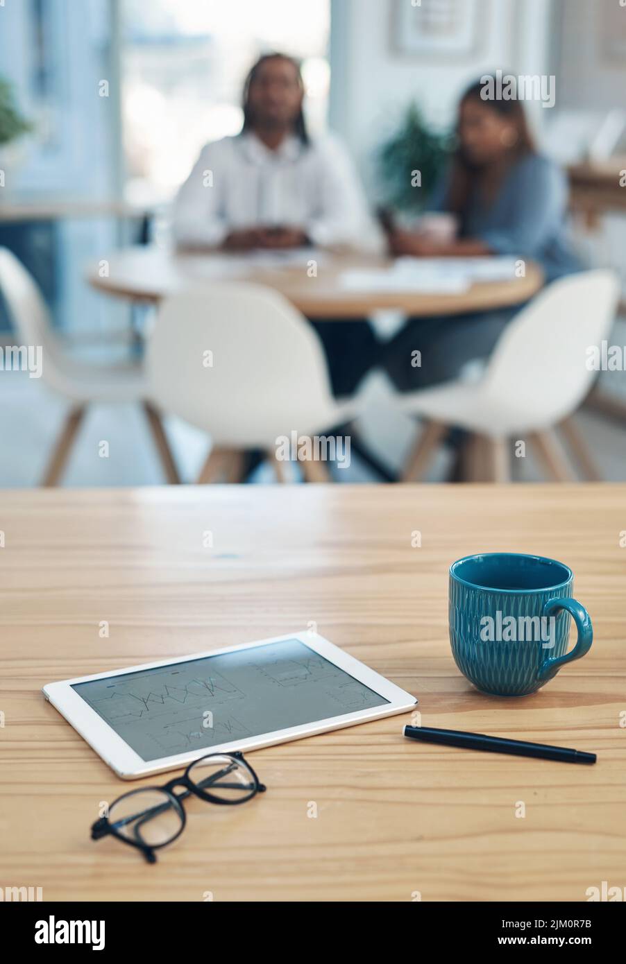 Prévision de gros profits. Gros plan d'une tablette numérique et d'autres éléments sur une table dans un bureau. Banque D'Images