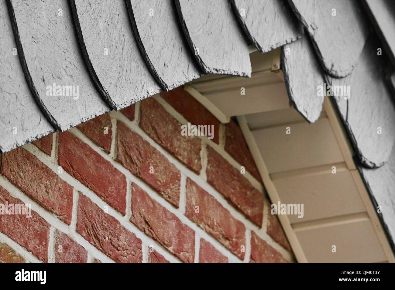 Les détails du toit de la maison de la brique rouge Banque D'Images