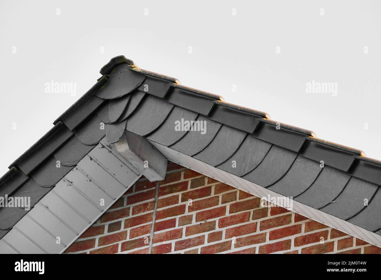 Les détails du toit de la maison de la brique rouge Banque D'Images