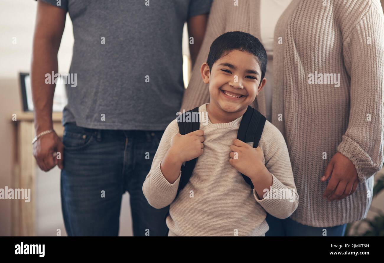 Personne n'oublie leur premier jour d'école. Portrait d'un adorable petit garçon prêt à aller à l'école avec ses parents. Banque D'Images