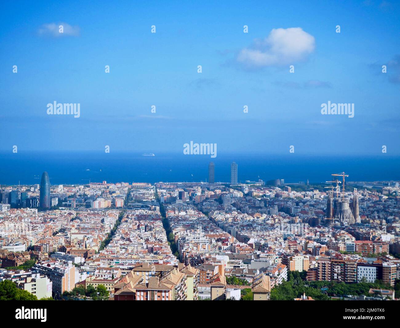 vue de barcelone depuis le haut, vue depuis les bunkers, pendant une journée d'été. sagrada familia et torre agbar Banque D'Images