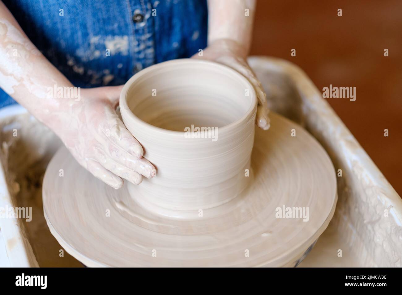 art de poterie enfant traditionnel potier forme argile Banque D'Images