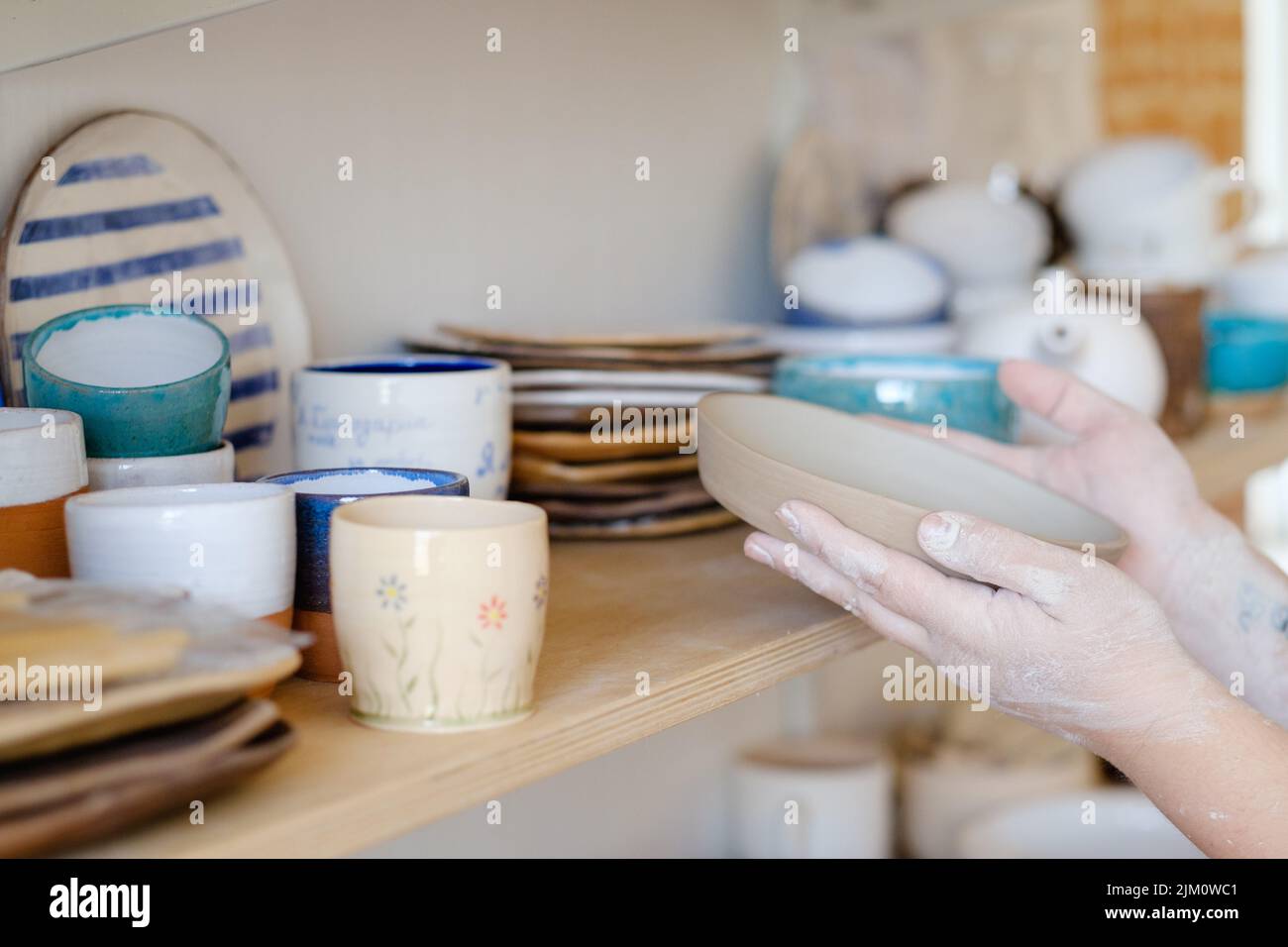 atelier de poterie pot en argile artisanal vaisselle artisanale Banque D'Images