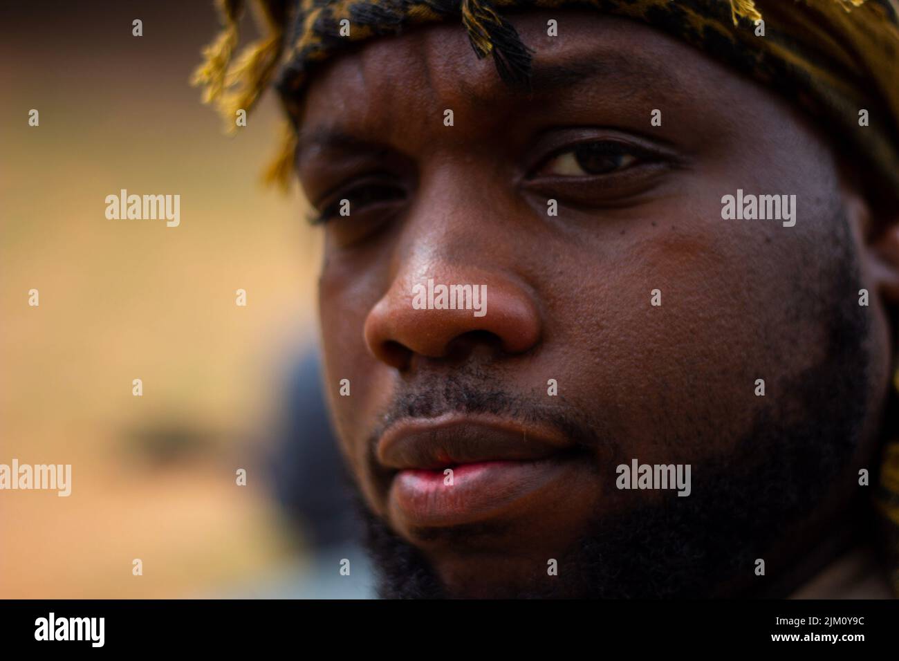 Un portrait d'un jeune homme afro-américain avec une expression faciale sérieuse Banque D'Images