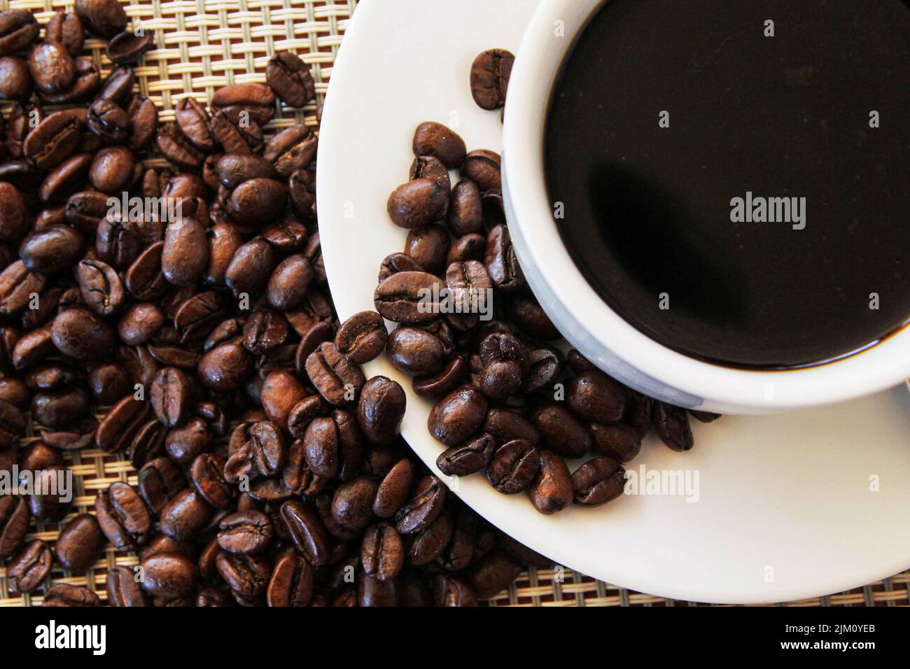 Vue de dessus d'une tasse de café et de grains de café rôtis Banque D'Images