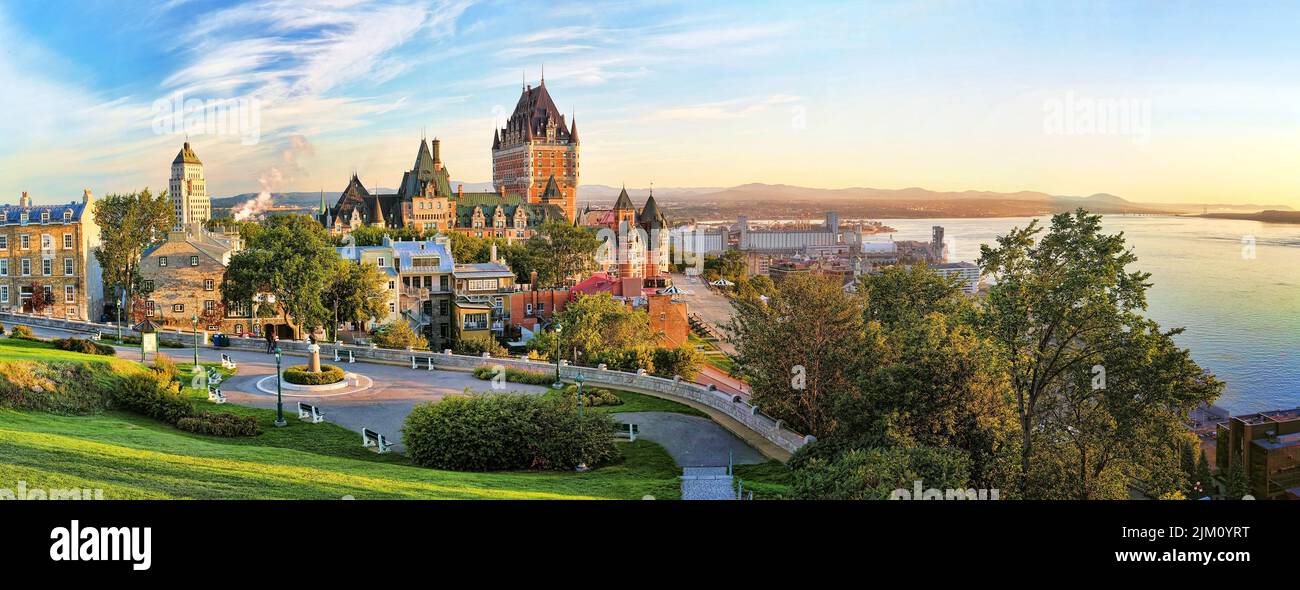 Vue panoramique sur le Château Frontenac entouré de verdure dans le Vieux-Québec, au Canada, au lever du soleil Banque D'Images