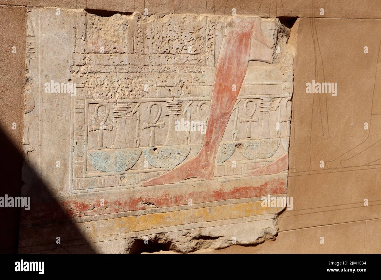 Magnifique hiéroglyphes sur les murs du temple de Satet sur l'île Éléphantine d'Assouan Banque D'Images