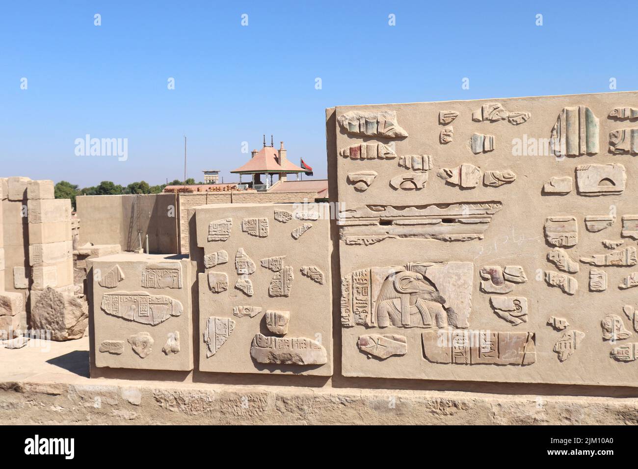 Magnifique hiéroglyphes sur les murs du temple de Satet sur l'île Éléphantine d'Assouan Banque D'Images