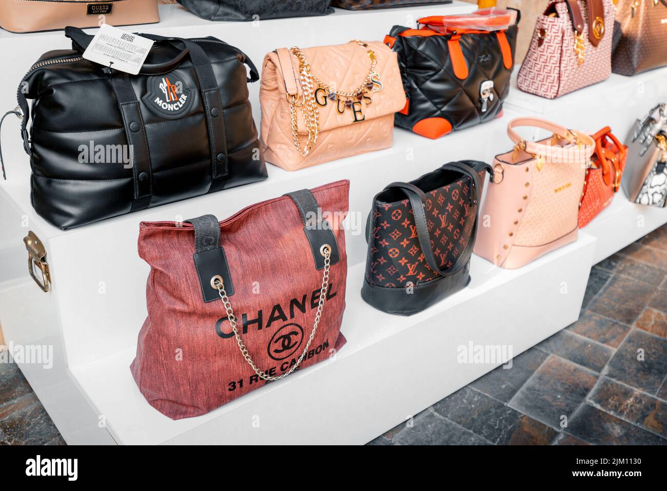21 juin 2022, Antalya, Turquie : sacs Learher de différentes marques de mode mondialement connues sur la vitrine de la boutique Banque D'Images