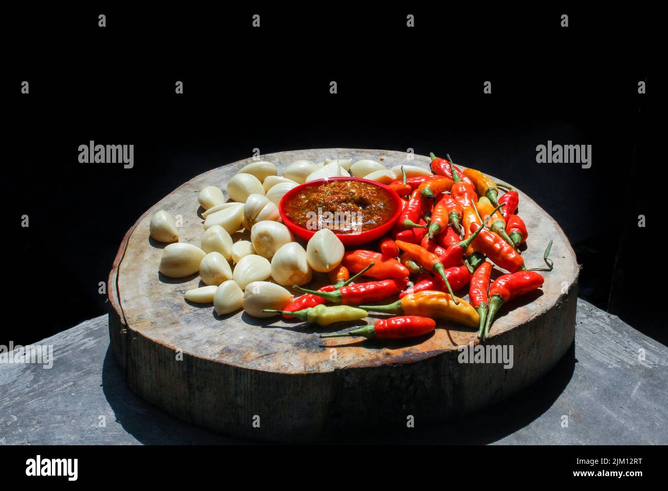 Sambal de piment indonésien à l'ail ou bawang de sambel avec ail, piment et sel comme ingrédients. Authentique sambal ou pâte de piment traditionnelle d'indone Banque D'Images