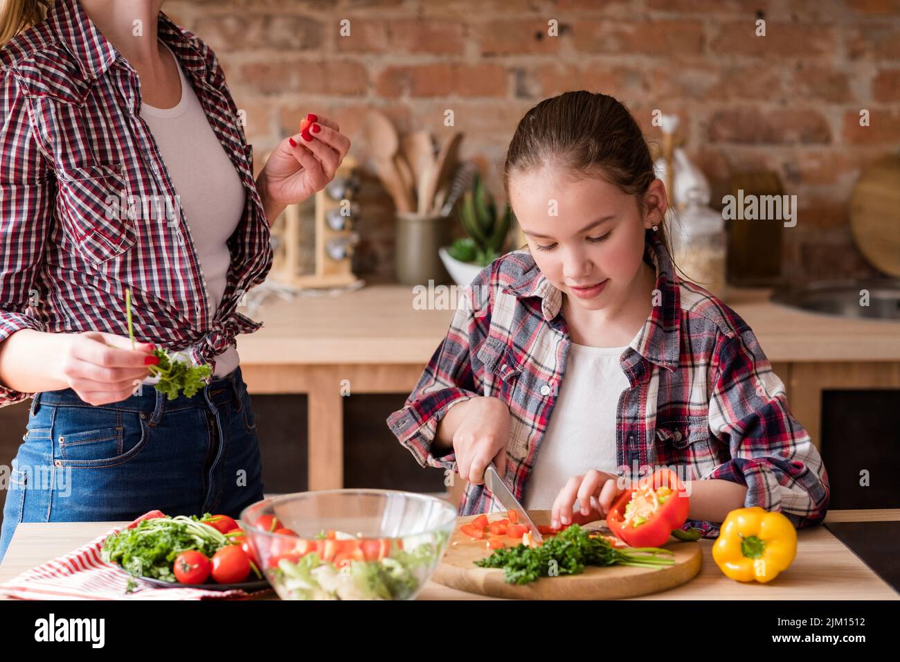 fille coupe vegie cuisiner ingrédients du dîner aliments sains Banque D'Images